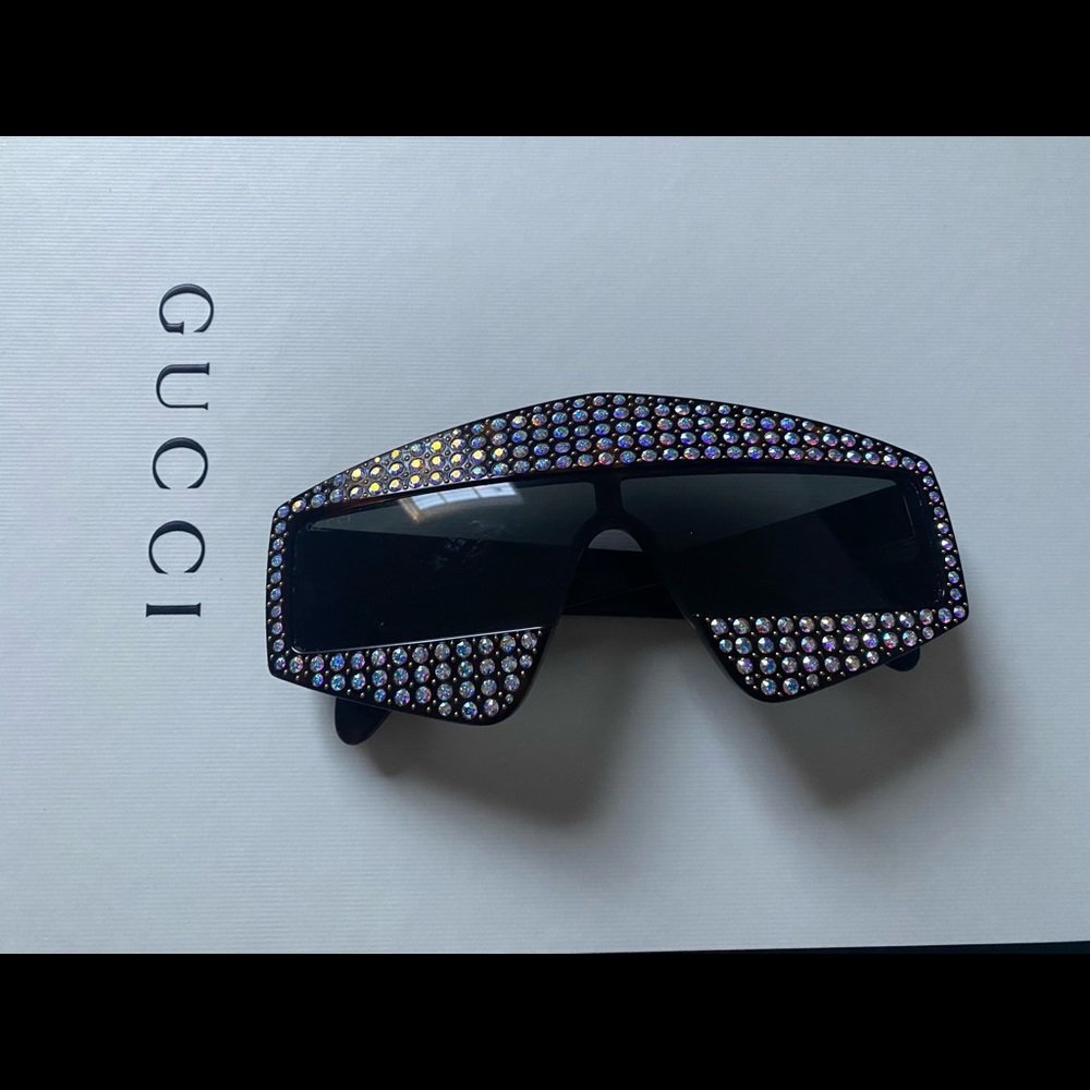 Run way Gucci sunglasses